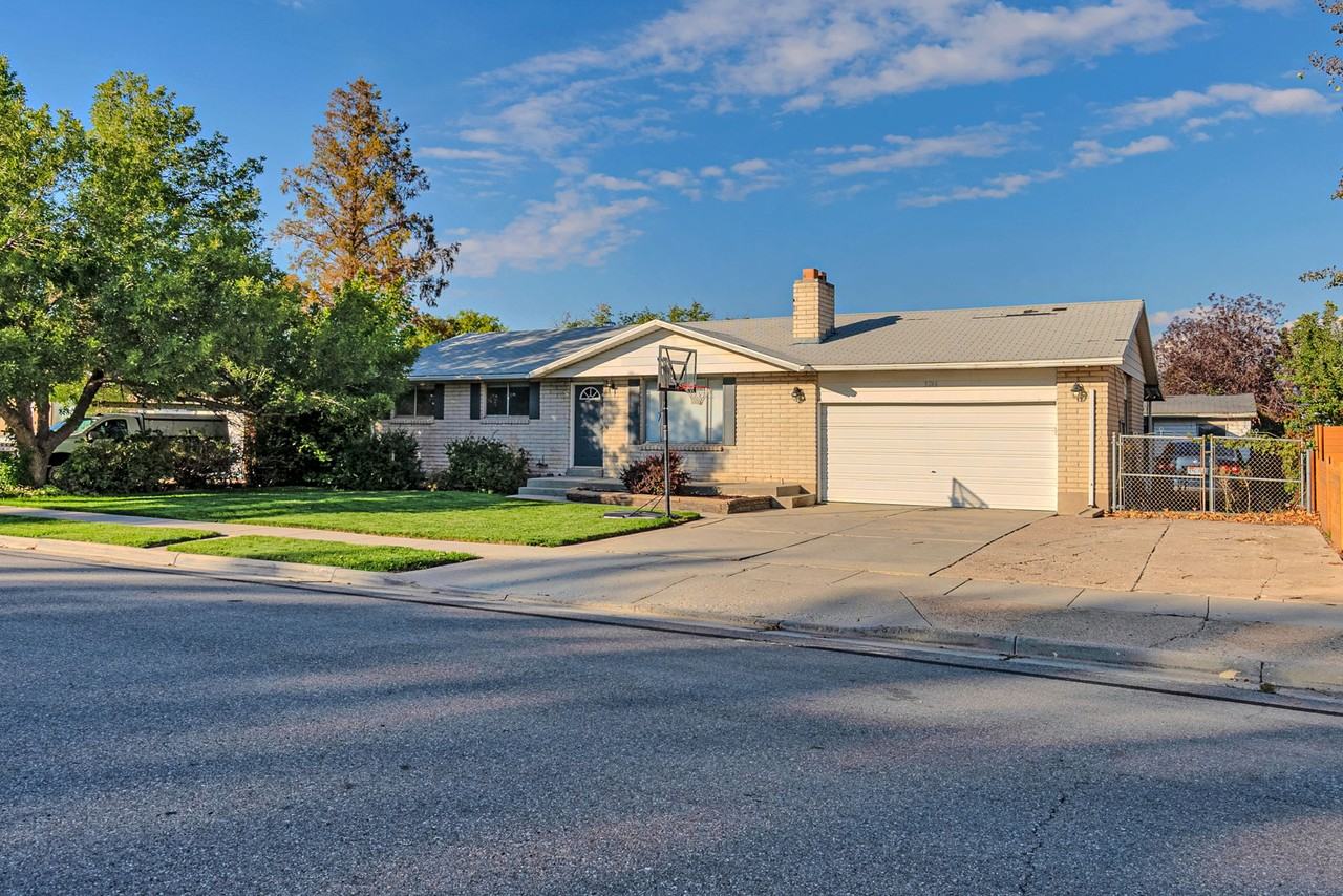 3246 W Royalwood Dr #NA - Photo 2 of 25