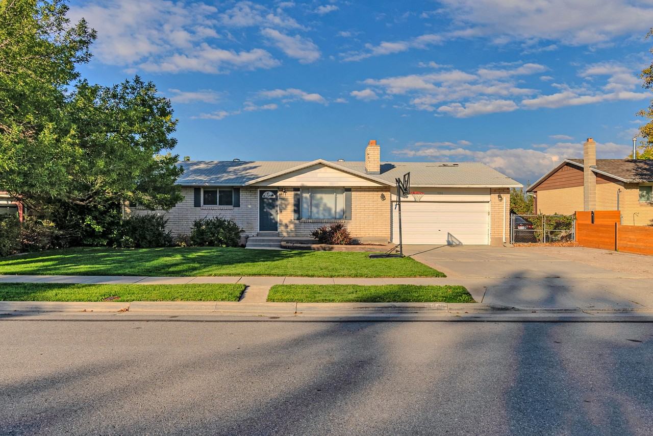 3246 W Royalwood Dr #NA - Photo 3 of 25