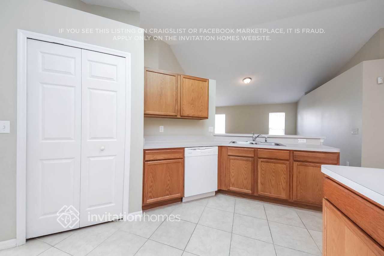 1131 Windy Bluff Dr - Photo 3 of 14