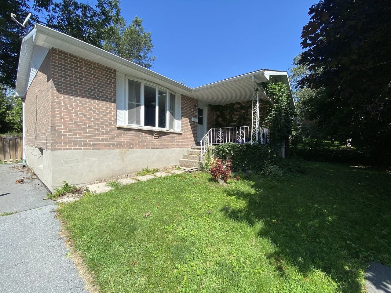 587 Bourne Pl - Photo 2 of 20