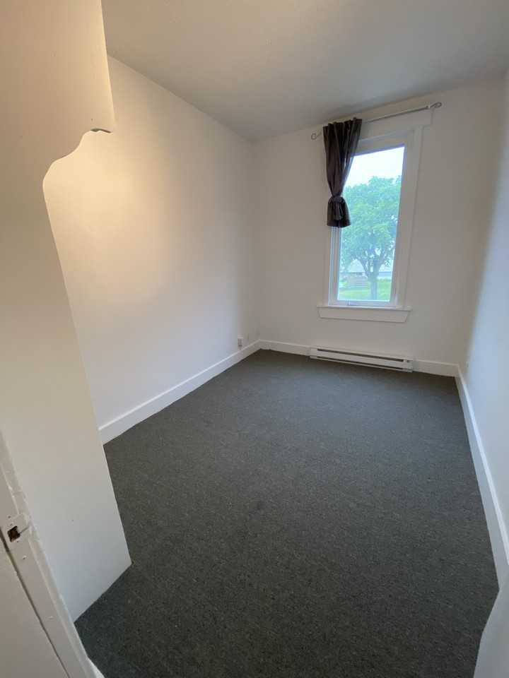 526 Aulneau St - Photo 4 of 15