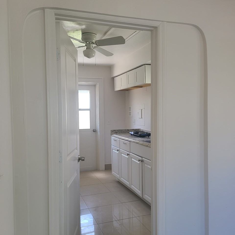 319 Kenilworth Blvd #B - Photo 4 of 32