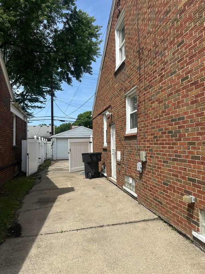 19989 Strathmoor St - Photo 2 of 10