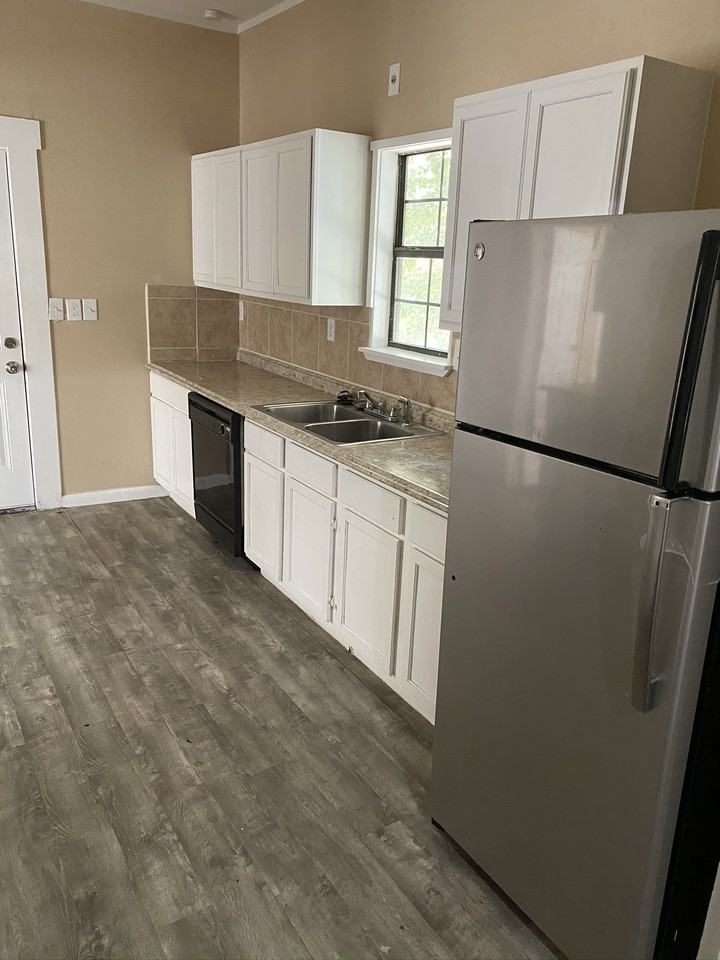 519 E Pine St - Photo 3 of 10