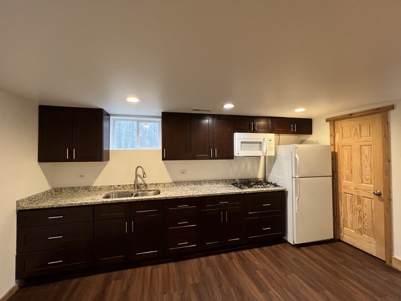 913 Webster Ave - Photo 4 of 11
