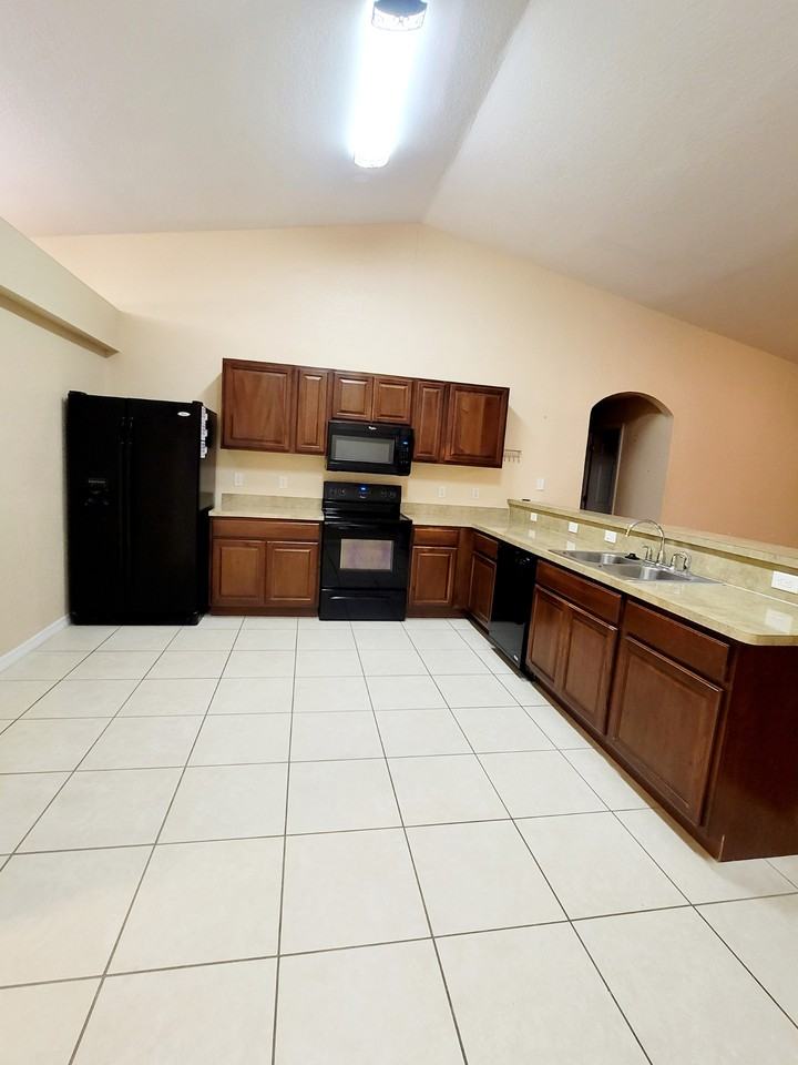 12115 Rockford St - Photo 4 of 22