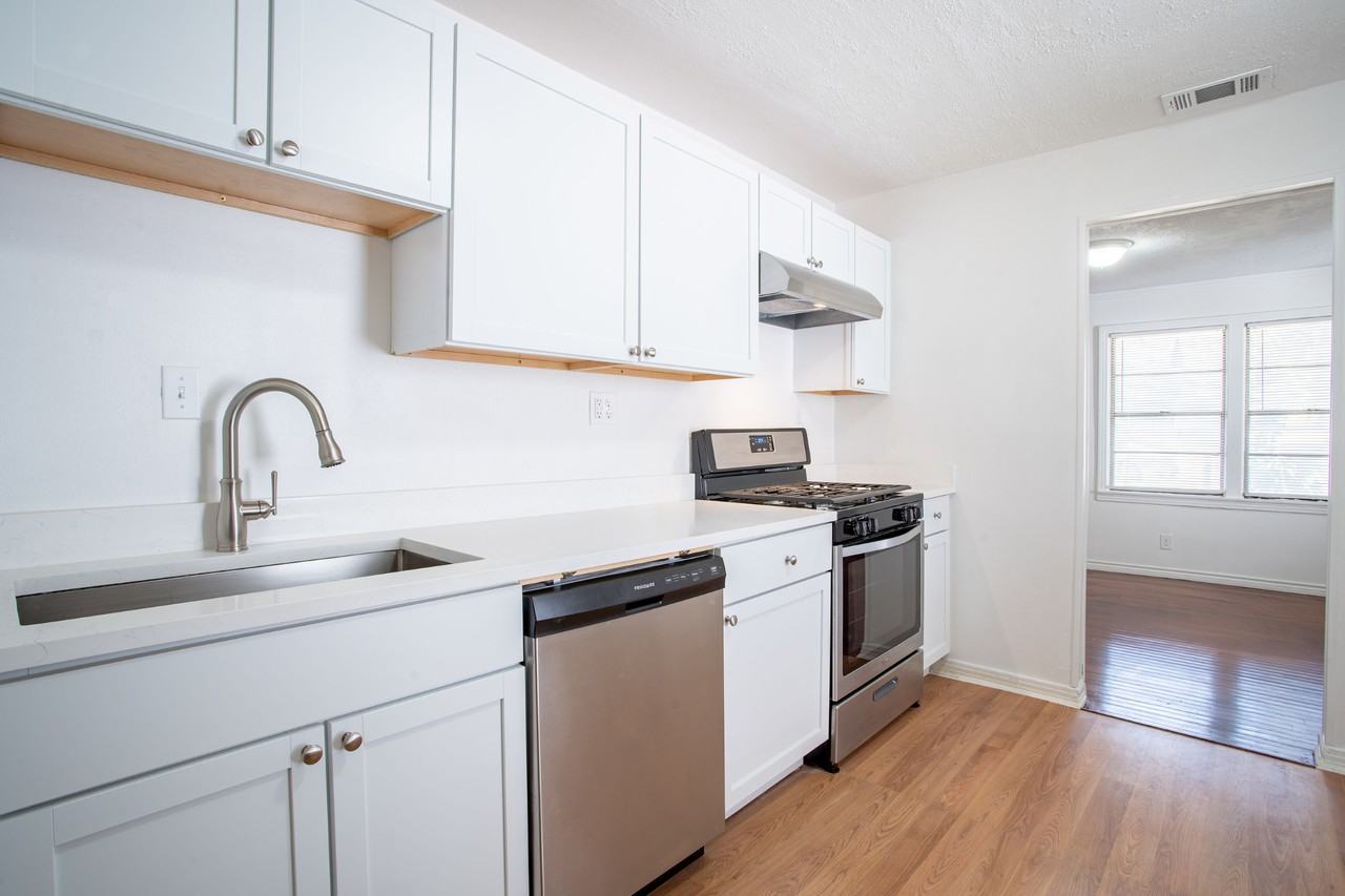 3323 W Clarendon Dr - Photo 3 of 16