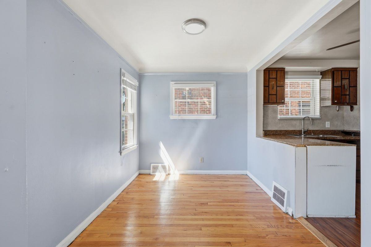 18968 Murray Hill St - Photo 2 of 9