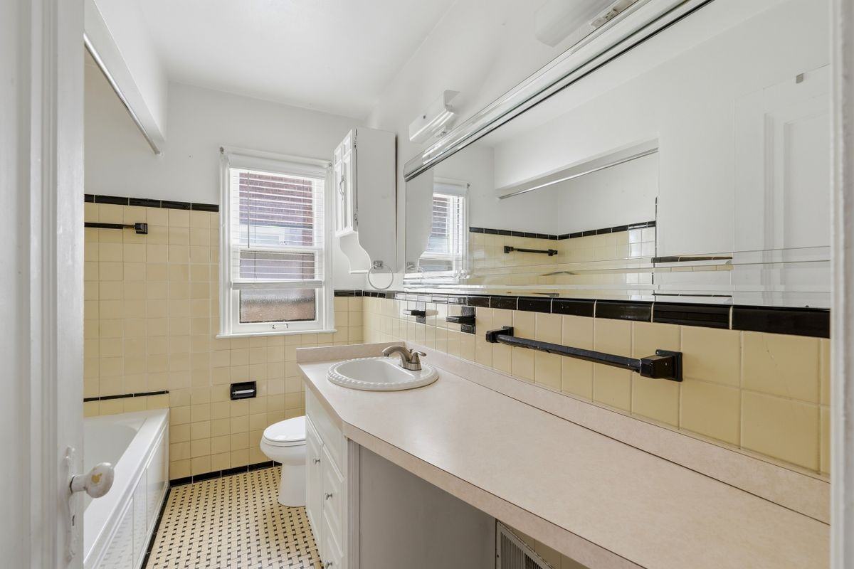 18968 Murray Hill St - Photo 3 of 9