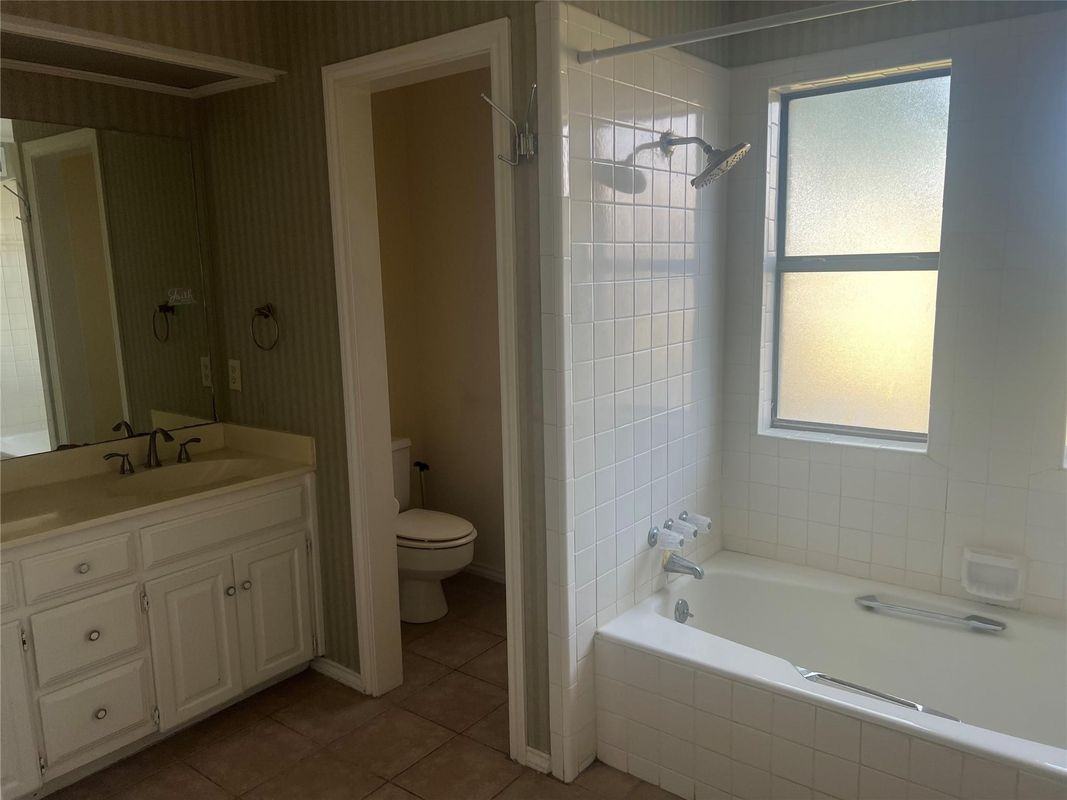 1 Lakeway Dr ##A - Photo 4 of 11