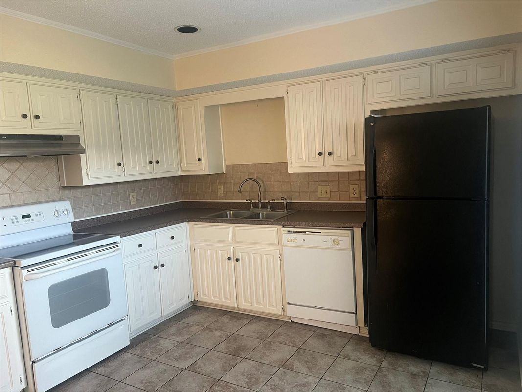 1 Lakeway Dr ##A - Photo 5 of 11
