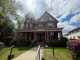 featured image of 727 Hepburn St