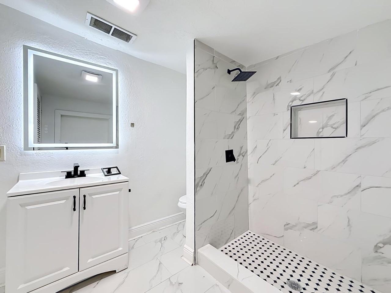 8414 N 20th St - Photo 3 of 20