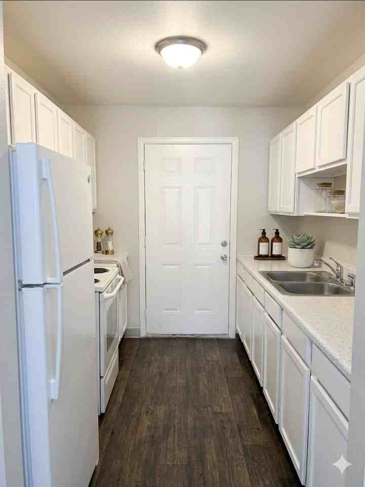 SUNRIDGE APARTMENT HOMES - Photo 7 of 28