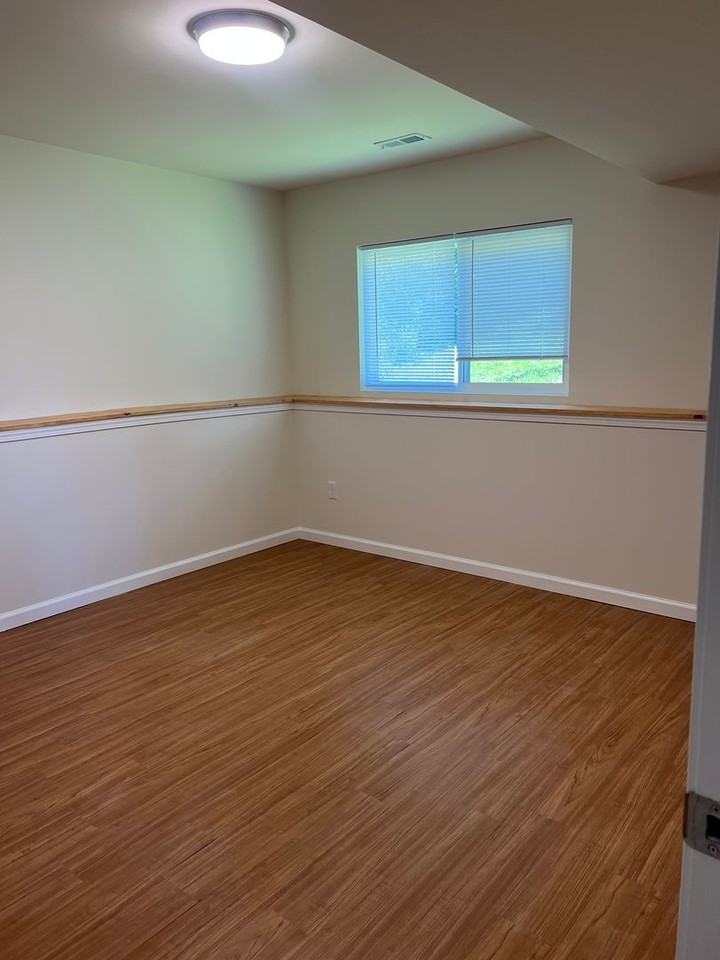 161 Baker St - Photo 4 of 28