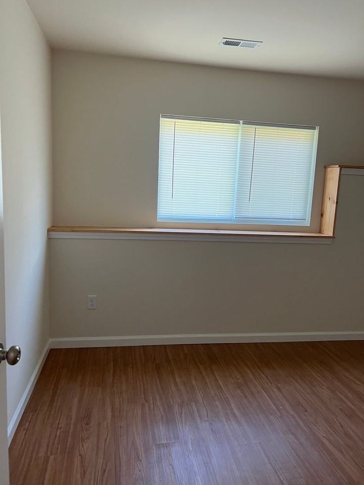 161 Baker St - Photo 7 of 28