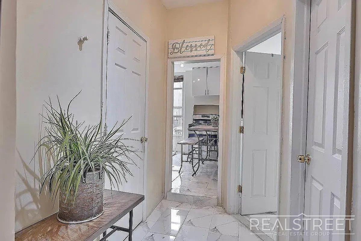 912 Gates Ave #1R - Photo 2 of 5