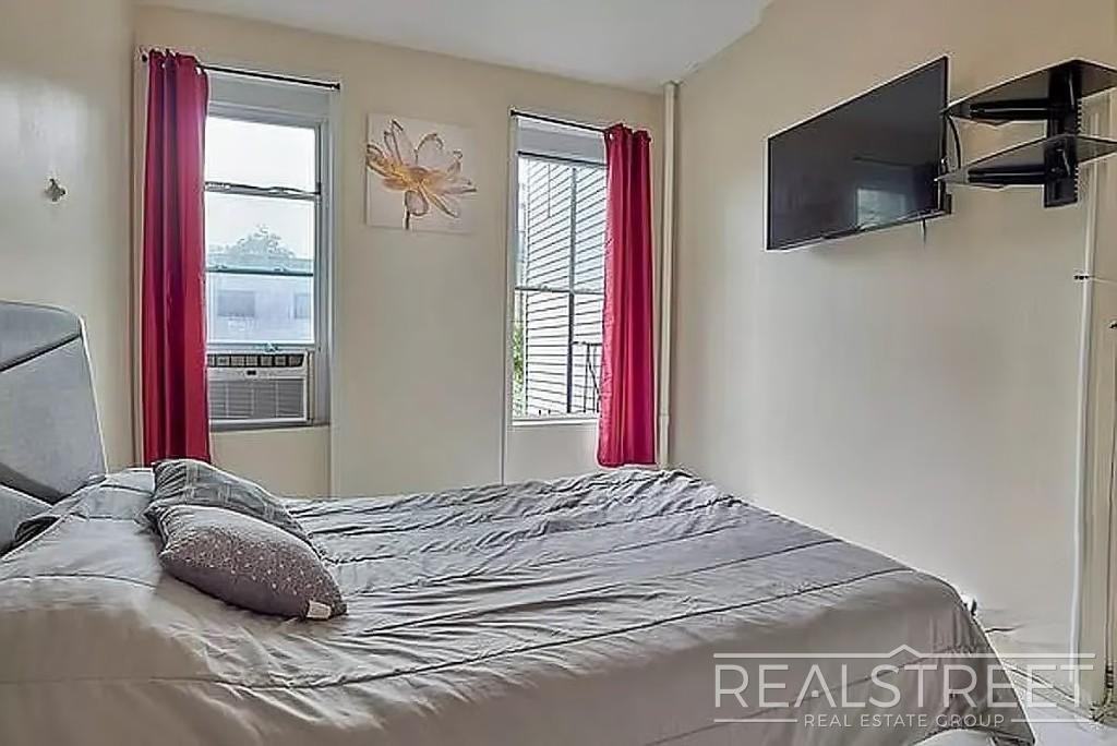 912 Gates Ave #1R - Photo 3 of 5