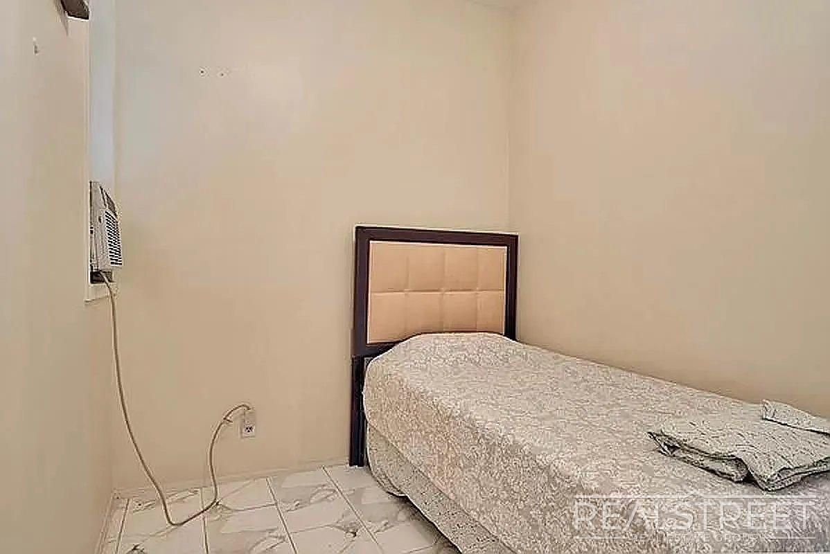 912 Gates Ave #1R - Photo 4 of 5