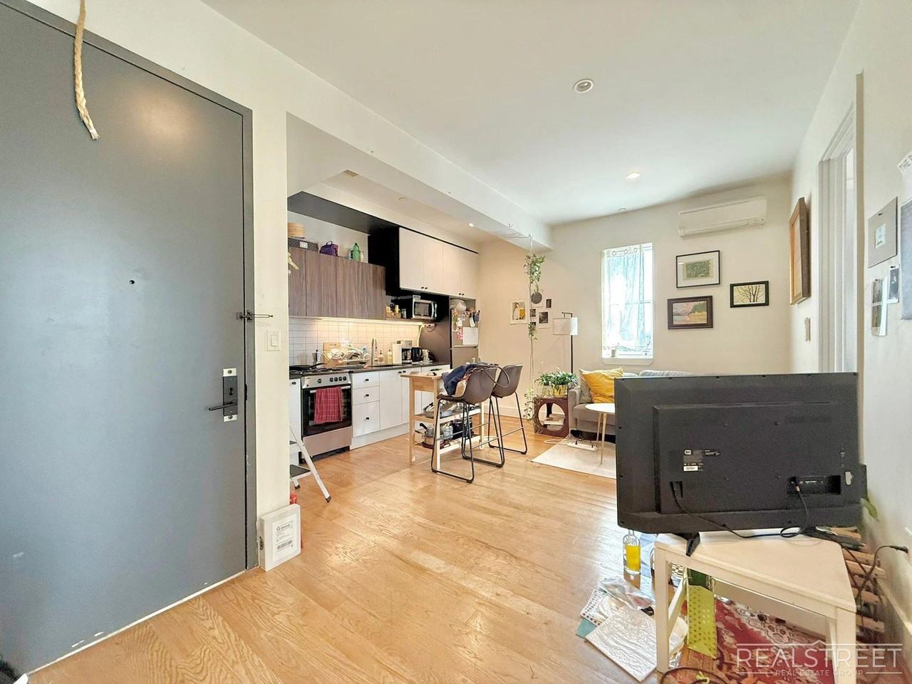 1530 Putnam Ave #2B - Photo 4 of 10