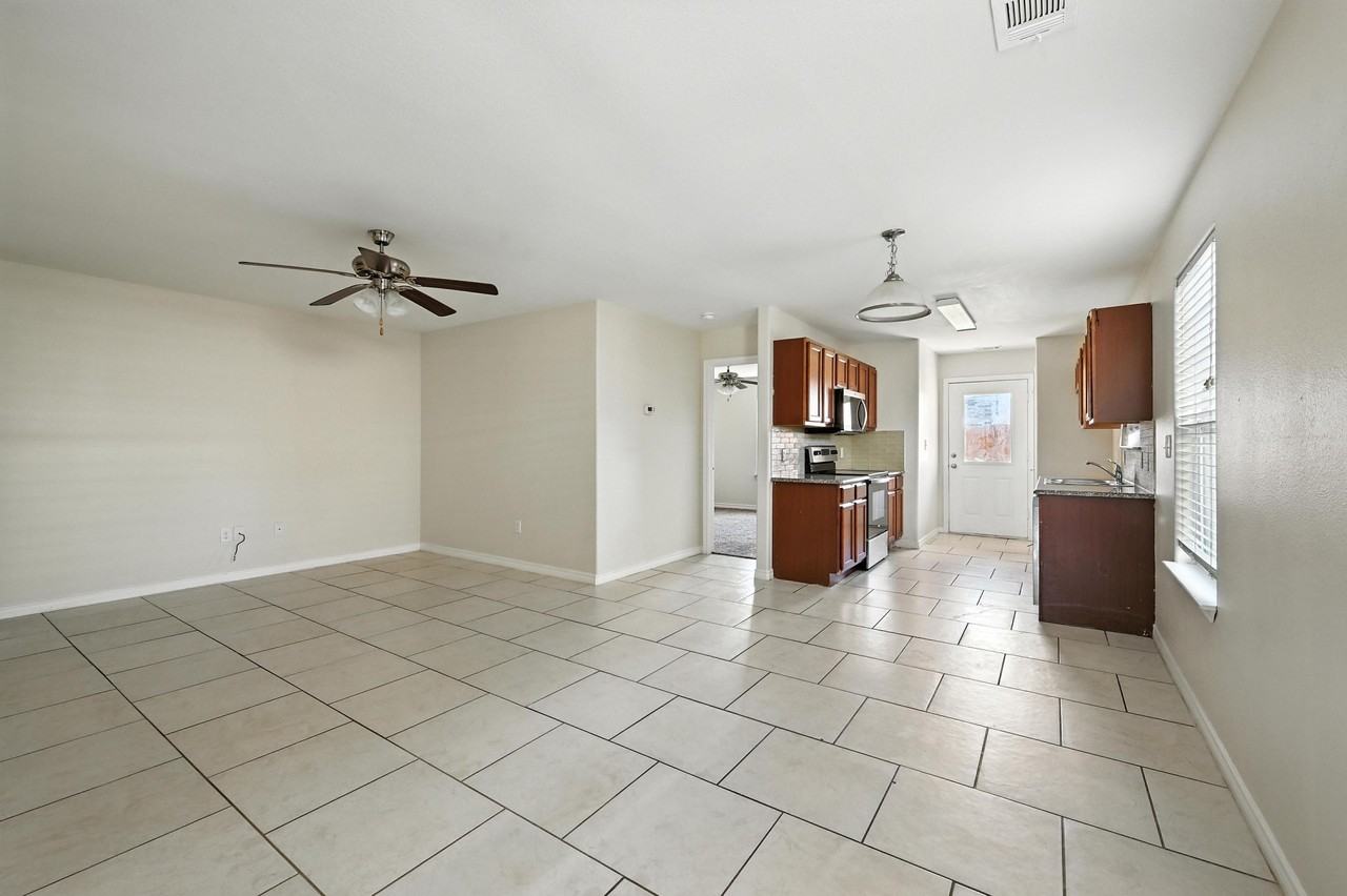 721 E College St #1 - Photo 2 of 22