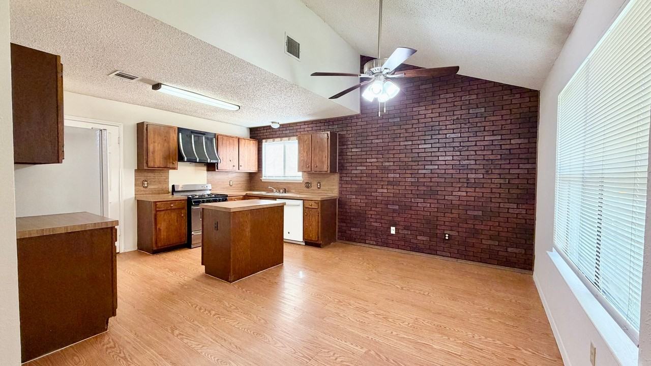 7728 Manassas Dr - Photo 3 of 14