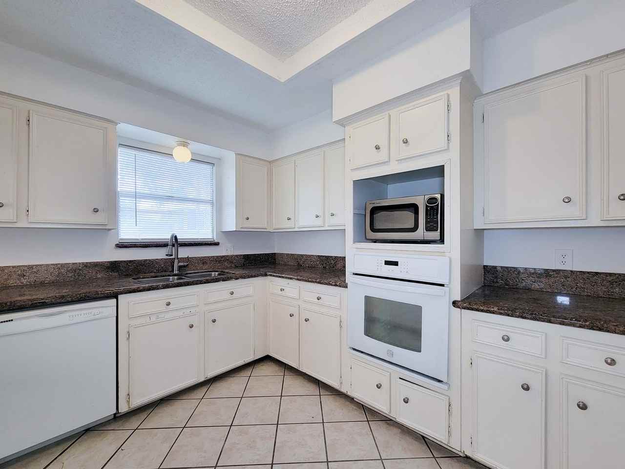 2710 Quail Creek Dr - Photo 4 of 45