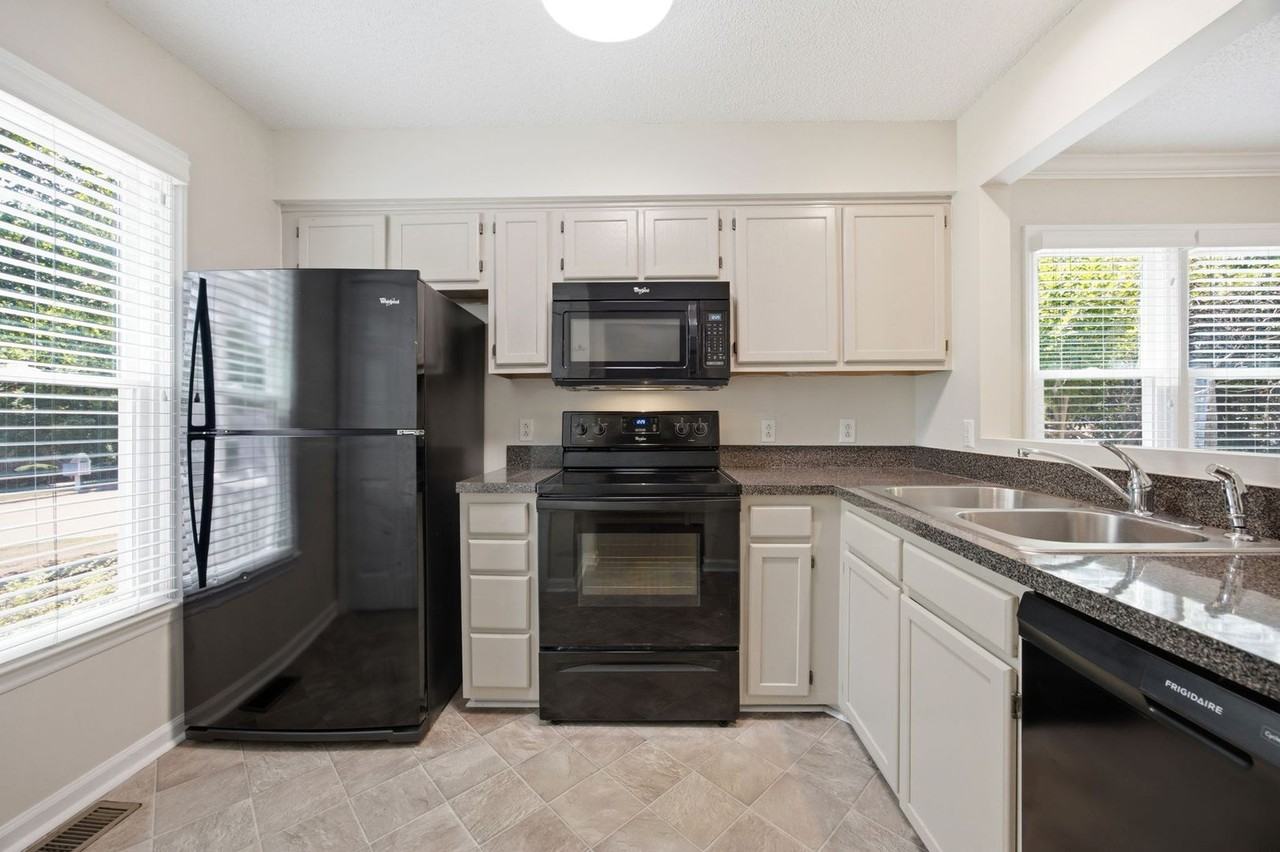 1601 Oakland Hills Way - Photo 5 of 24