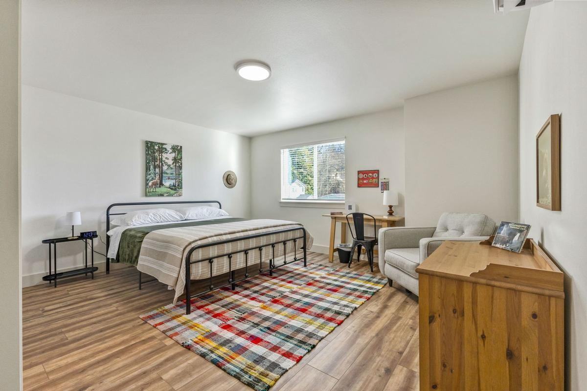 1425 E Santiam St - Photo 3 of 25