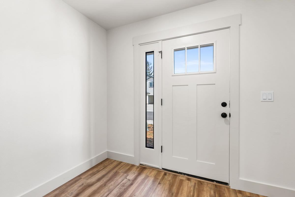 1425 E Santiam St - Photo 4 of 25