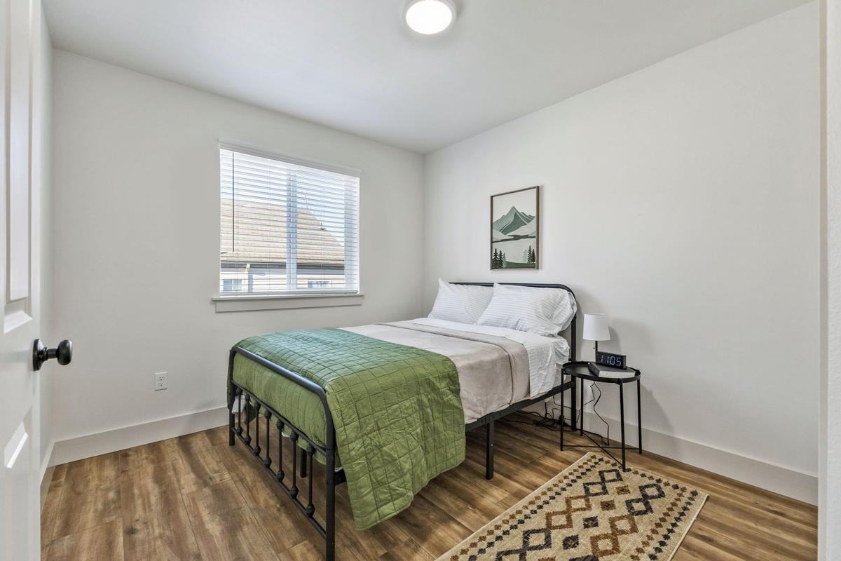 1425 E Santiam St - Photo 6 of 25