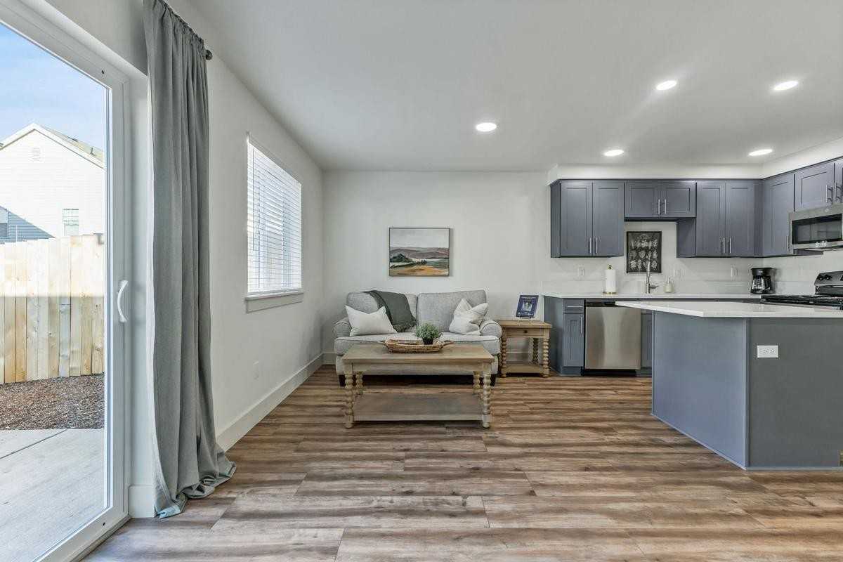 1425 E Santiam St - Photo 7 of 25