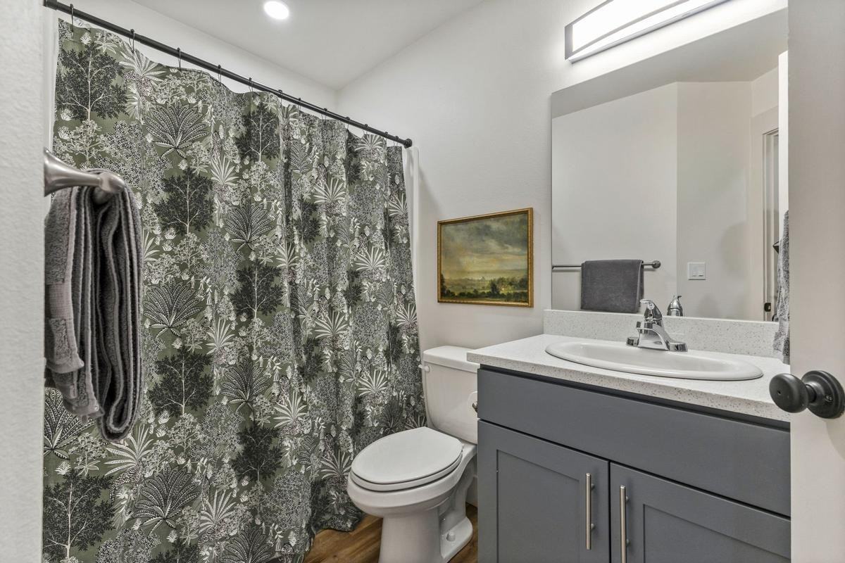 1425 E Santiam St - Photo 2 of 25