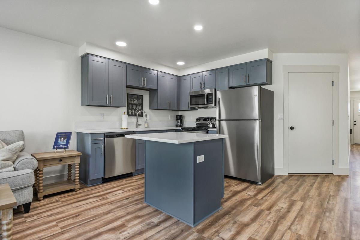 1425 E Santiam St - Photo 3 of 25