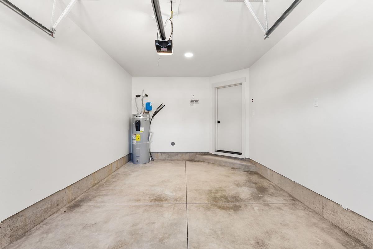 1425 E Santiam St - Photo 5 of 25