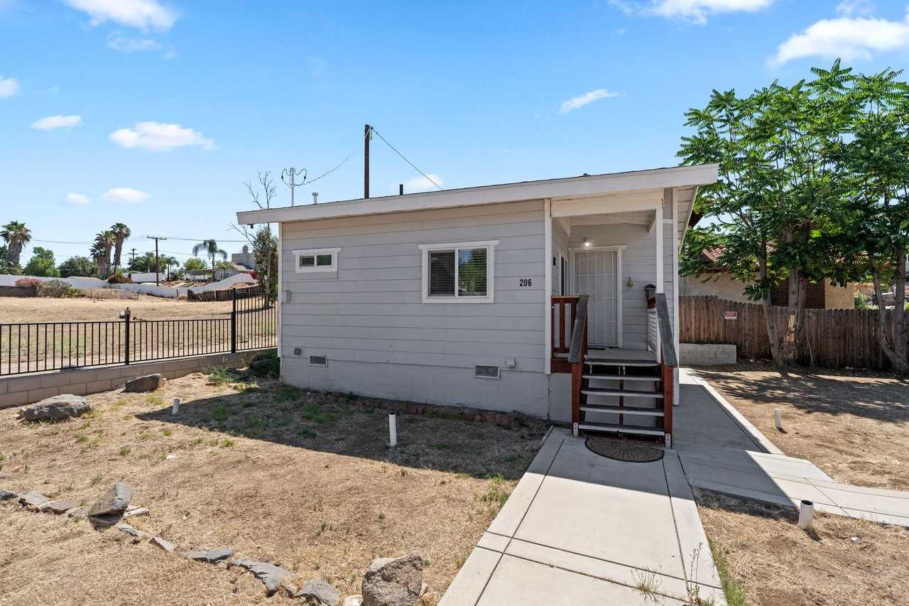 206 Townsend St - Photo 2 of 24