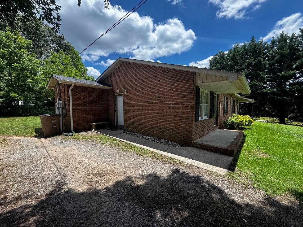 2115 Cameo Dr - Photo 2 of 20