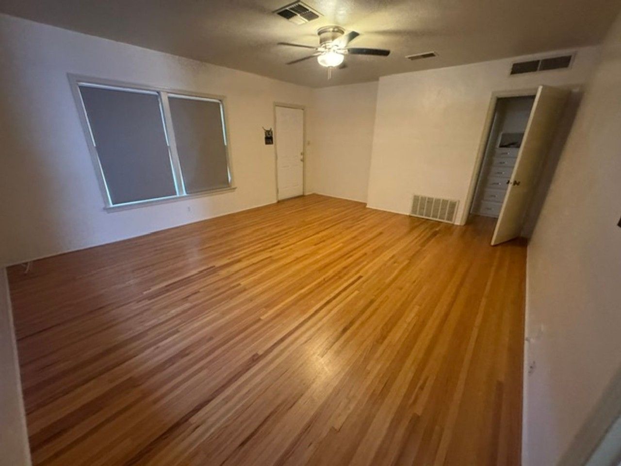 3030 Chester Ln - Photo 3 of 9