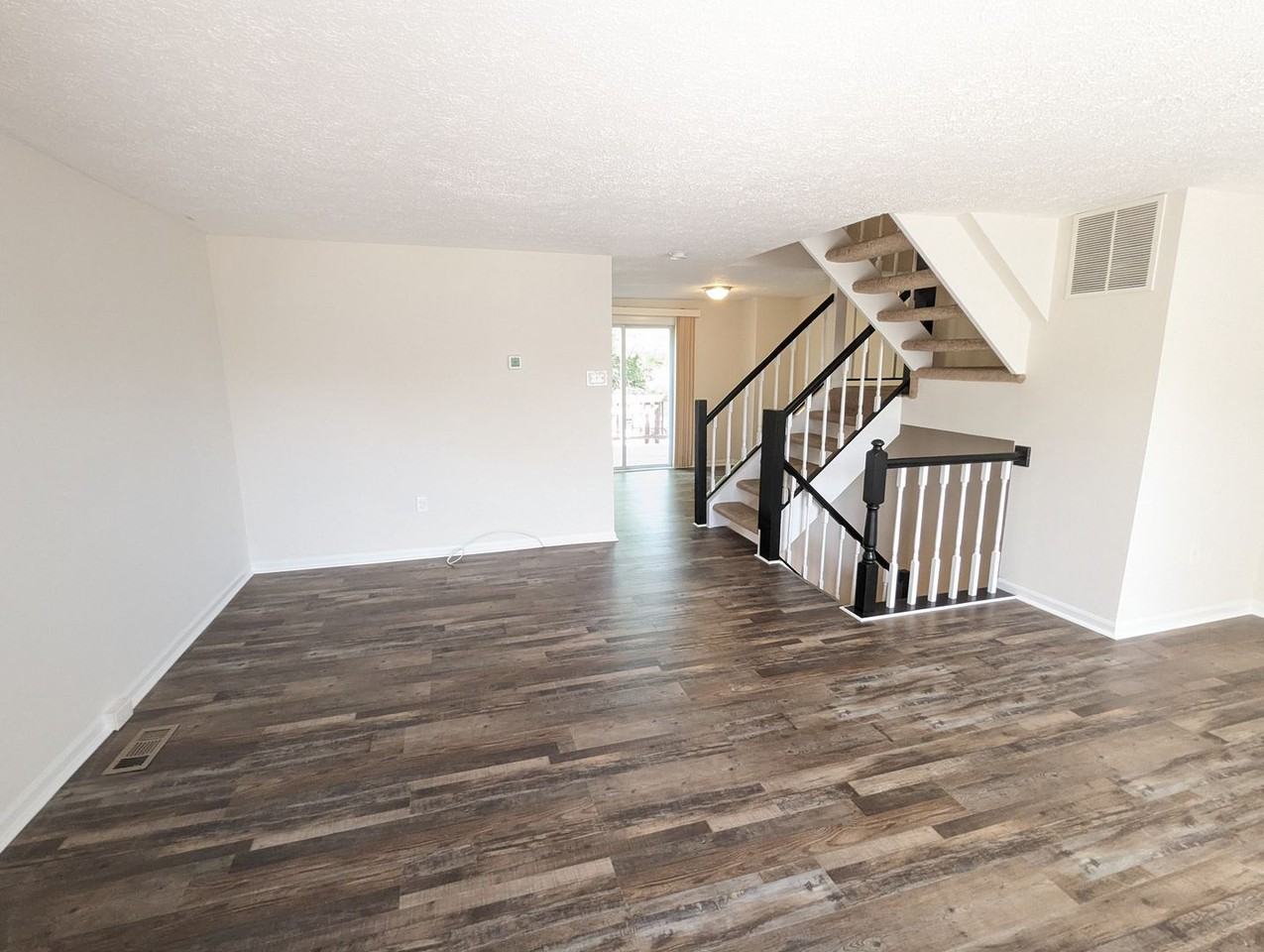1390 David Ln - Photo 4 of 27