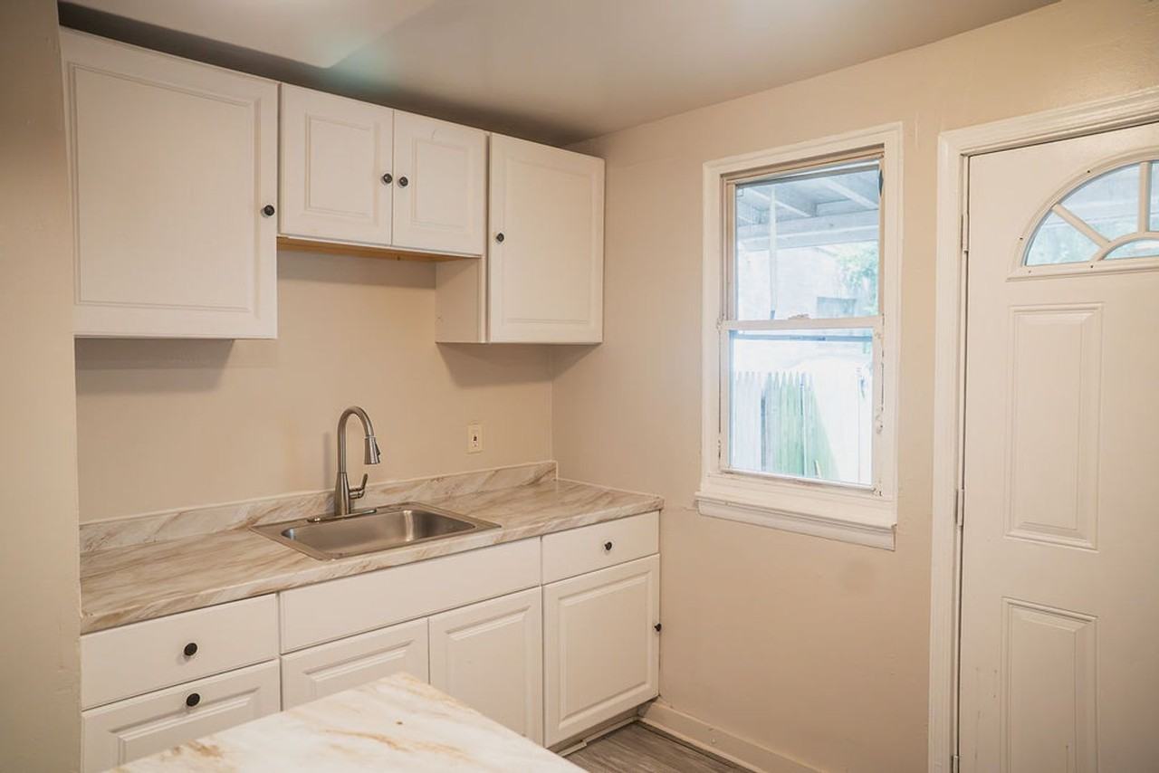 425 W Gordon St - Photo 2 of 23