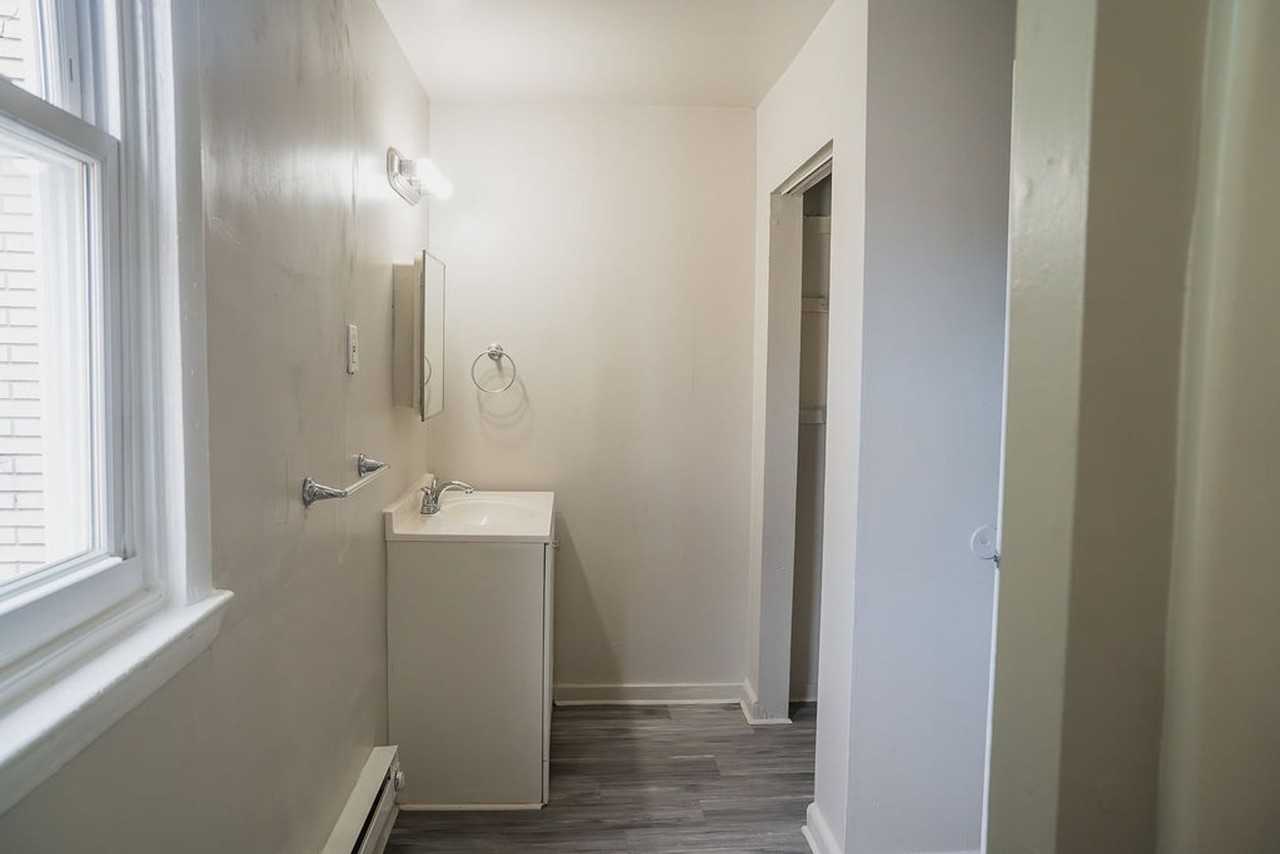 425 W Gordon St - Photo 6 of 23