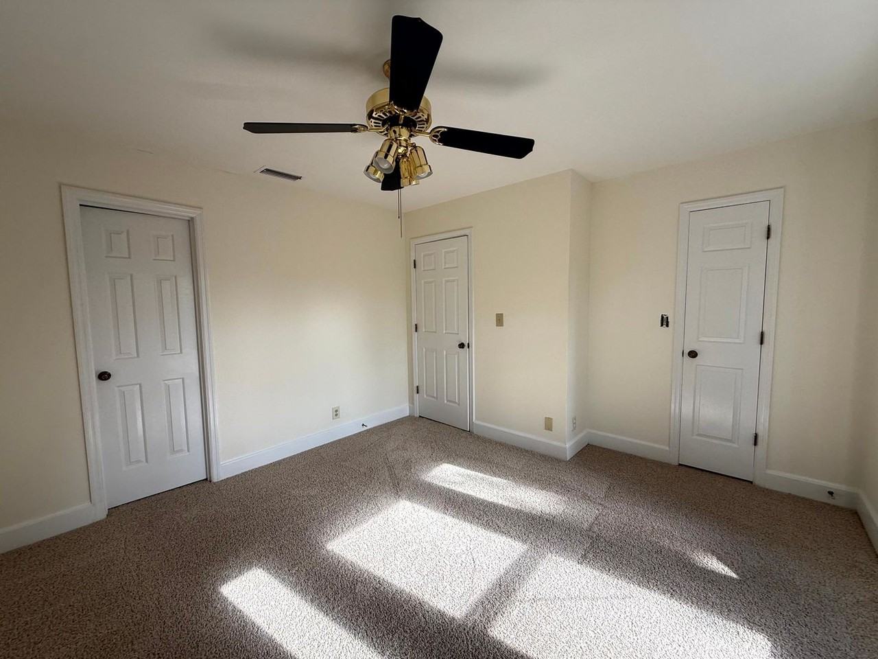 733 Victorian Pl - Photo 2 of 14