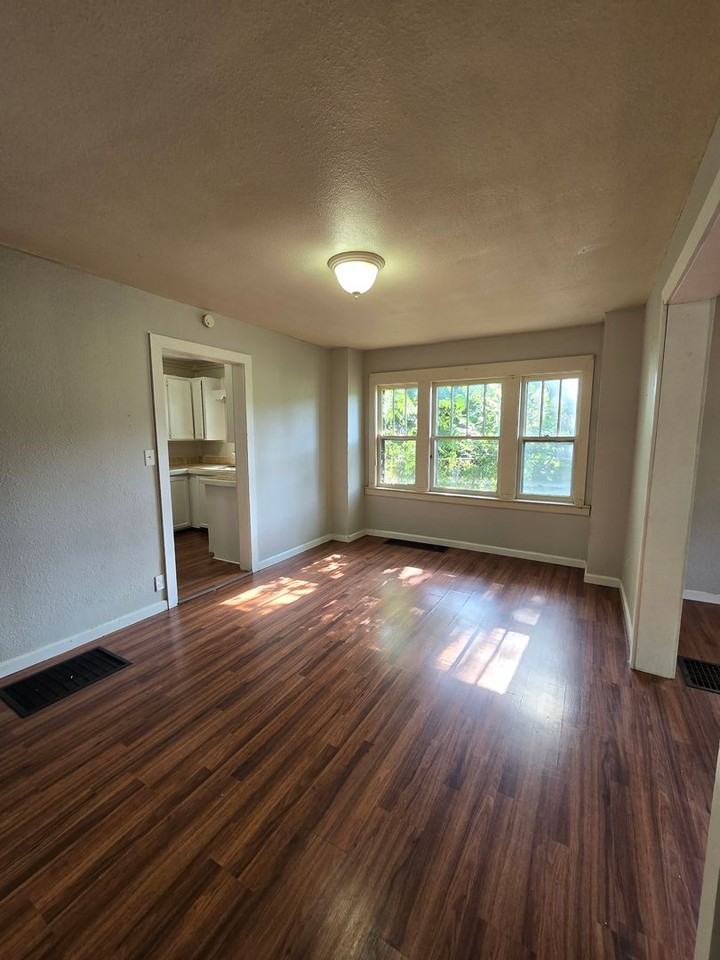 1521 W State St - Photo 3 of 11