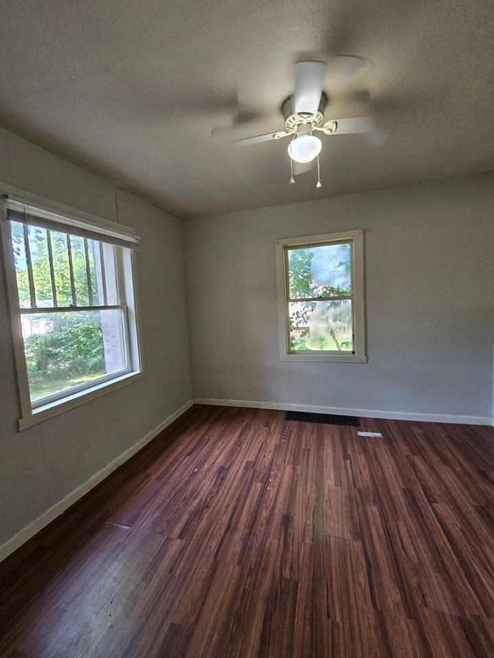 1521 W State St - Photo 4 of 11