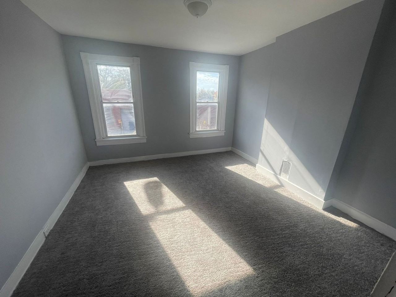 2410 W Baltimore St - Photo 5 of 10