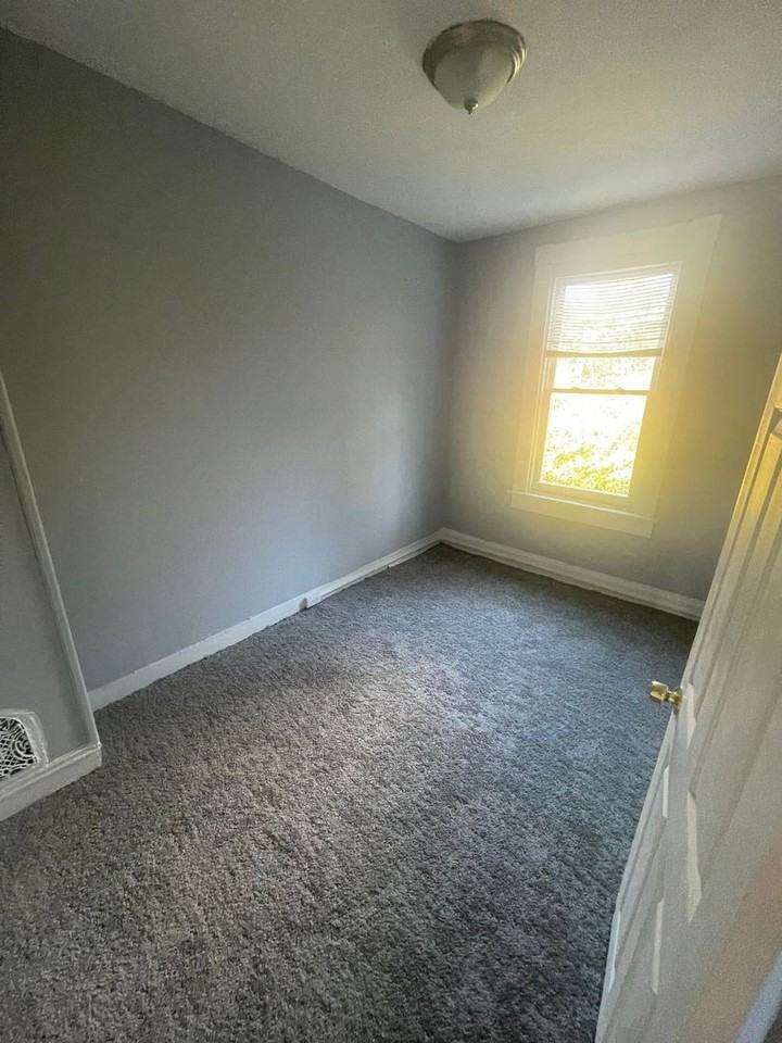 2410 W Baltimore St - Photo 7 of 10