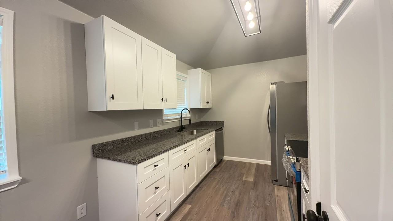 802 Samuel Dr - Photo 4 of 14