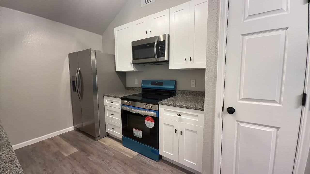 802 Samuel Dr - Photo 5 of 14