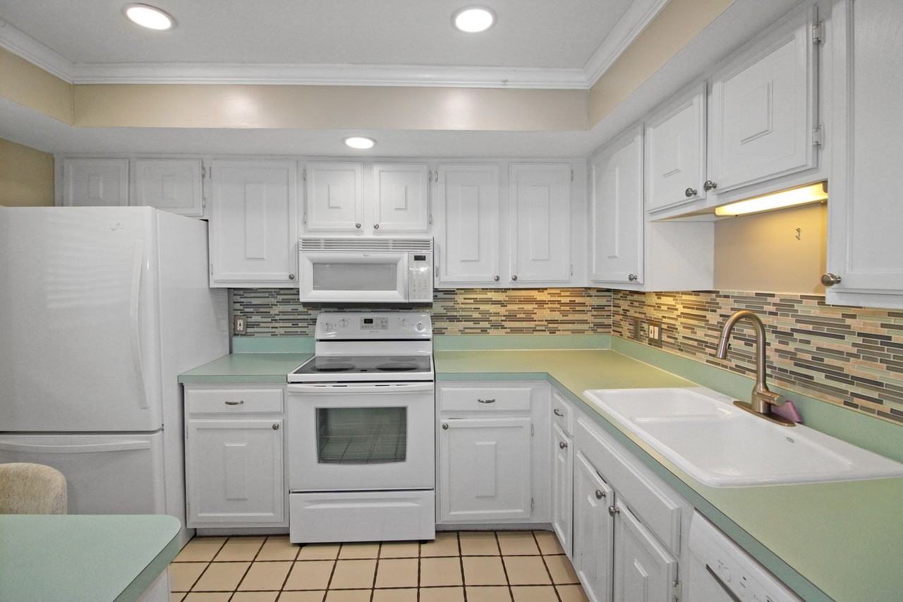 995 Laguna Dr #305 - Photo 3 of 16