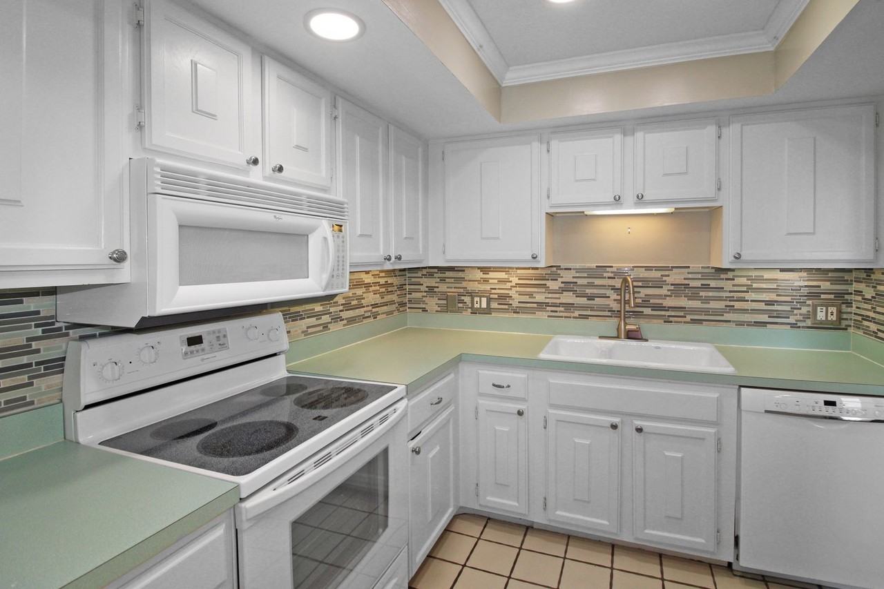 995 Laguna Dr #305 - Photo 5 of 16